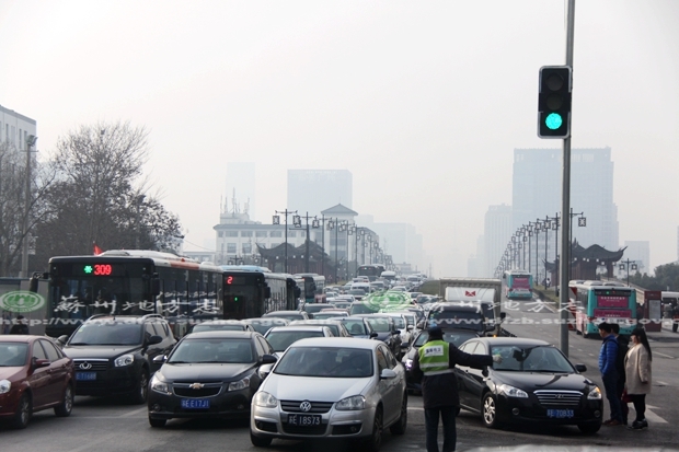 2014年2月26日人民路整治前人民桥段 交通繁忙路面情况