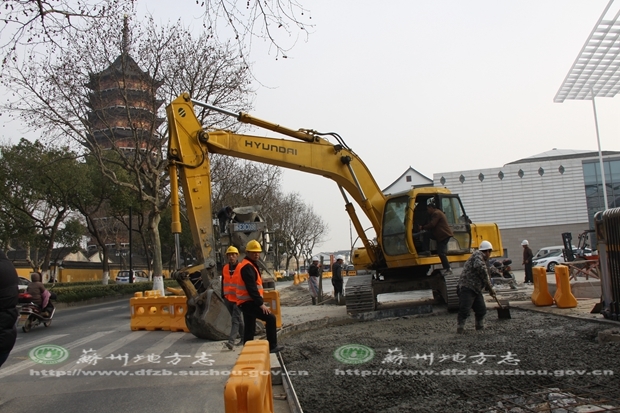 2014年2月26日人民路整治前北寺塔段 丝绸博物馆门口交通路面 辅助铺设情况