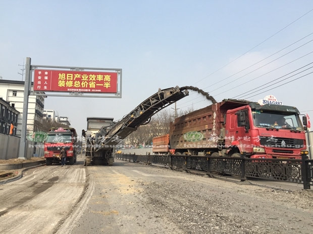 2016年2月29日 人民路南环路段 路面施工机械车铣刨沥青 挖掘路面情况