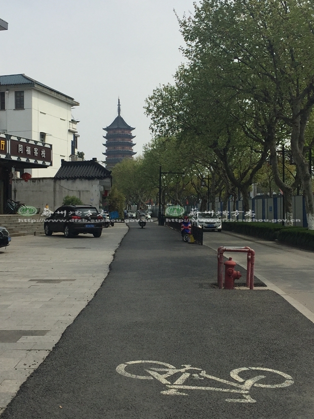 2016年4月9日 人民路阀门厂段 因路面围挡改到的非机动车道借用原来的人行步道 标志